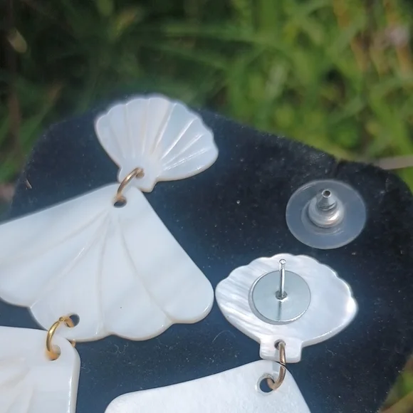 VTG Mother Of Pearl Shell Earrings - Picture 7 of 7